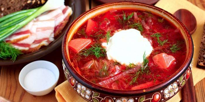 Borsch con crema agria en un plato
