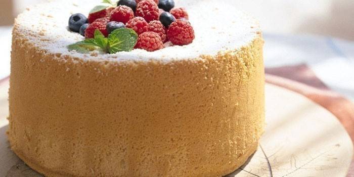 Pão de ló com açúcar em pó e bagas