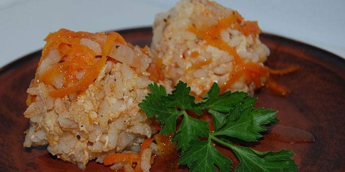 Ouriços picados com arroz em um prato