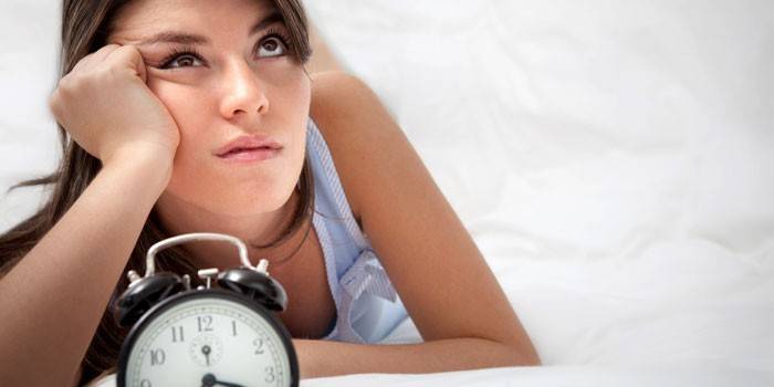 Menina e despertador