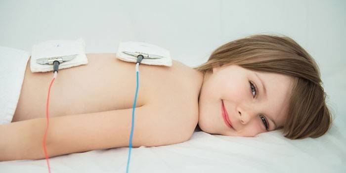 La niña se somete a electroforesis.
