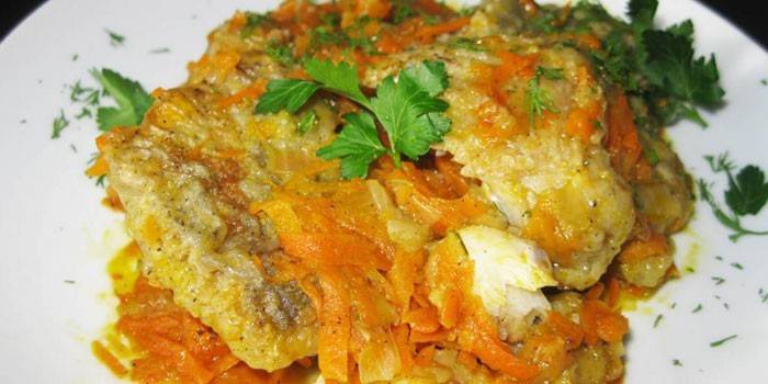 Pollock frito com cenouras e cebolas e cebolas