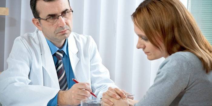 Mulher na consulta com um médico