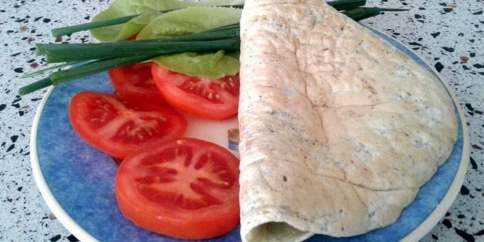 Omlet białkowy ze świeżymi warzywami na talerzu