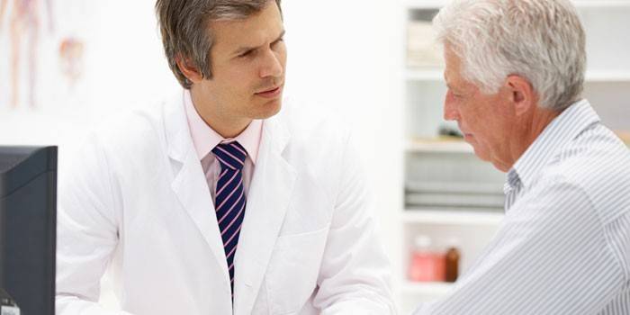 Anciano en la cita con el médico.