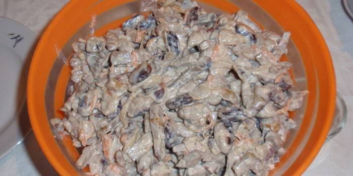 Ensalada de frijoles con hígado hervido