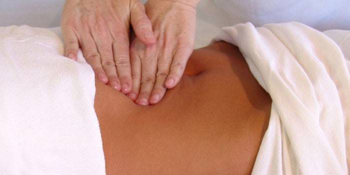Garota faz massagem na barriga