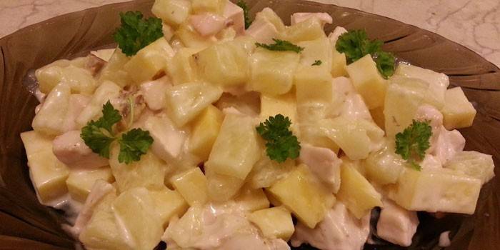 Ensalada de pollo ahumado con piña