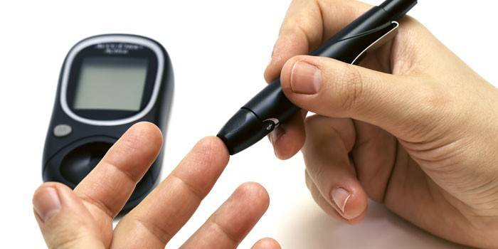Medición de azúcar en la sangre con un glucómetro