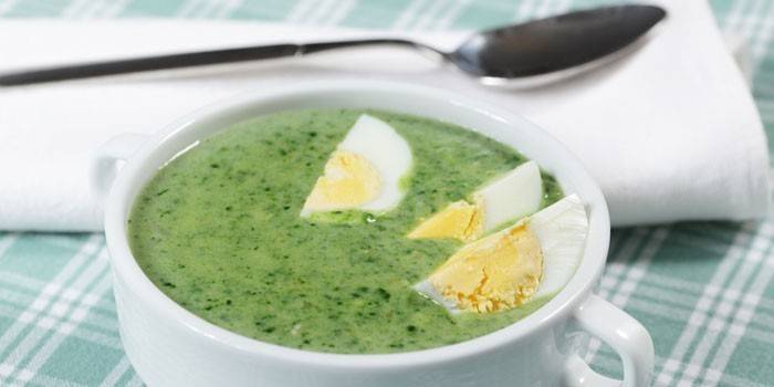 Sopa de purê de batatas com espinafre e fatias de ovos cozidos