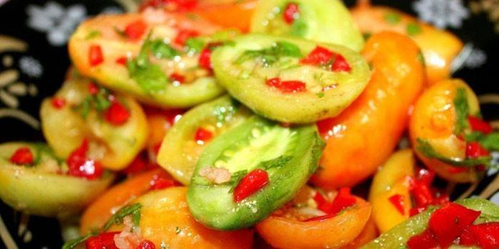 De frutas verdes fatiadas com pimentão e ervas
