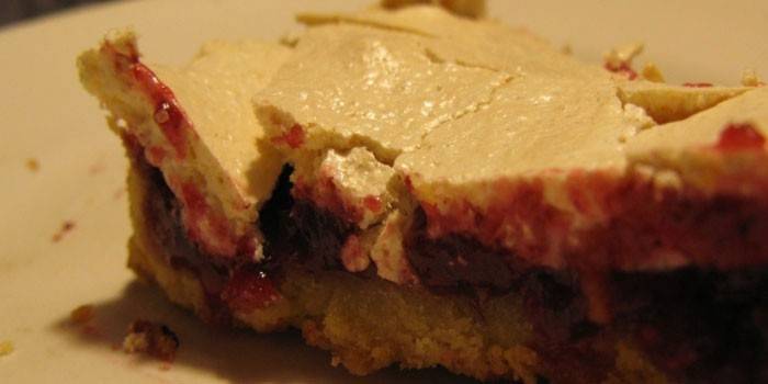 Una rebanada de pastel de arándano y merengue