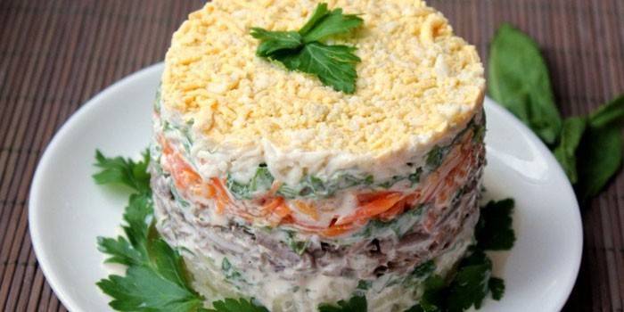 Ensalada en capas de hígado de pollo