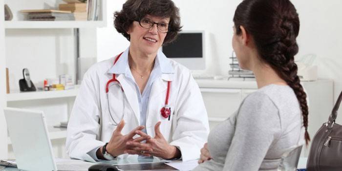 Doctor hablando con una paciente embarazada