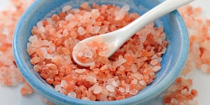 Sal comestible rosa del Himalaya en un plato