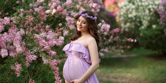 Mulher grávida na imagem de uma ninfa