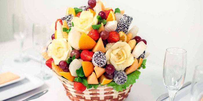 Fruta saborosa e cesta de doces