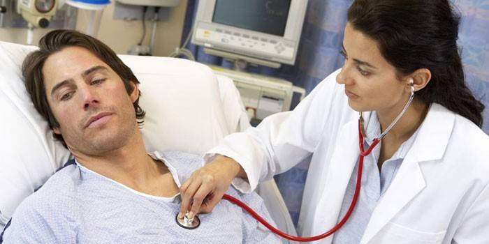 El doctor escucha los latidos del corazón de un hombre