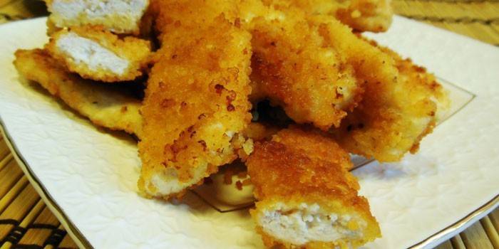 Fatias de frango frito em massa