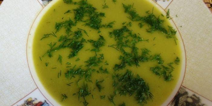 Sopa de verduras con hierbas.