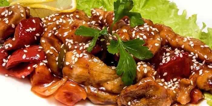 Fatias de carne de frango em molho agridoce com sementes de gergelim