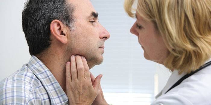 O médico examina um homem