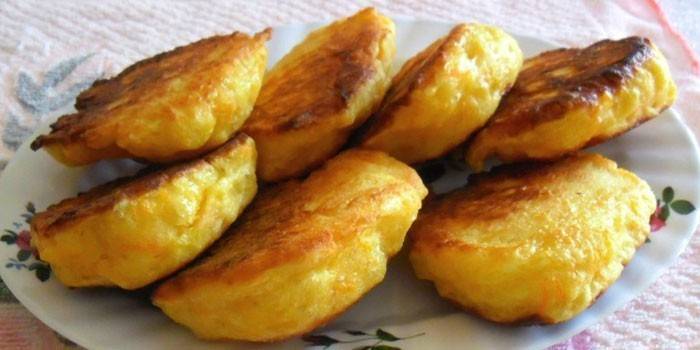 Tortitas de levadura en un plato