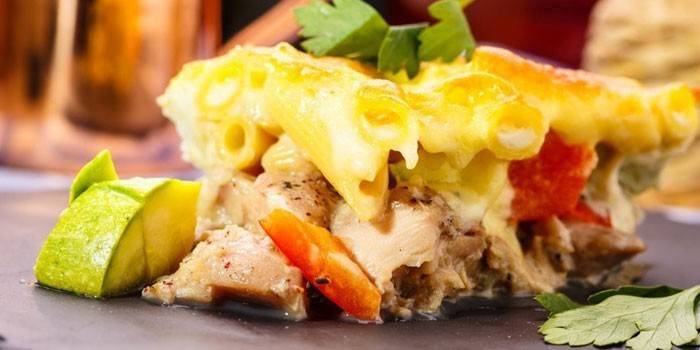 Cazuela de pasta con pollo y verduras.