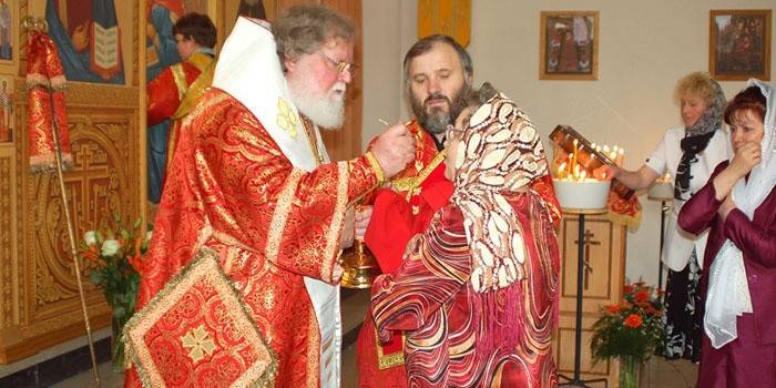 O sacerdote realiza o rito do sacramento do paroquiano
