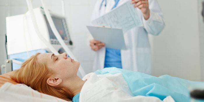 Chica miente en una cama de hospital