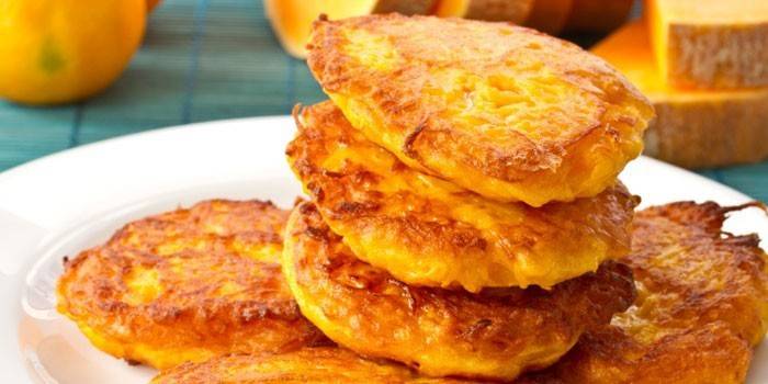 Pila de panqueques de calabaza en un plato