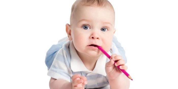 Criança pequena, com, um, lápis, em, seu, boca