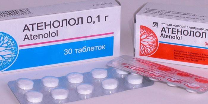 Tabletas de atenolol en un paquete