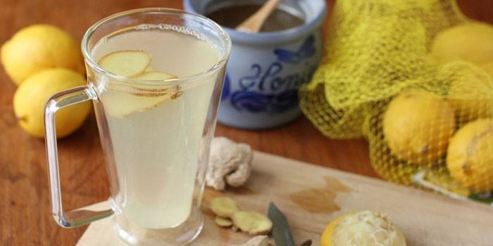 Gengibre e limão beber em um copo