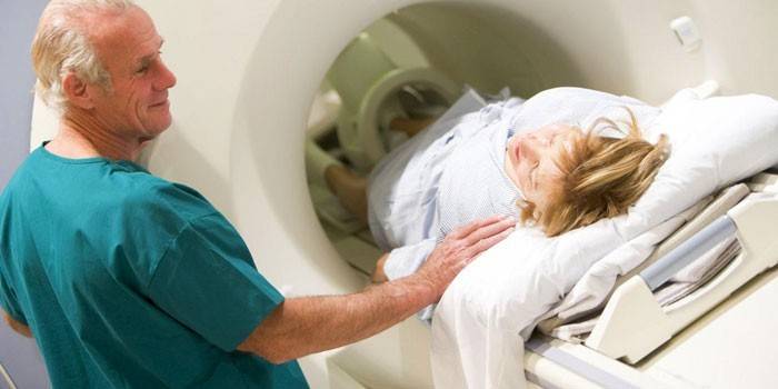 Paciente de ressonância magnética e médico