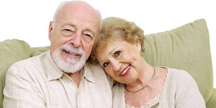 Hombre y mujer de edad avanzada