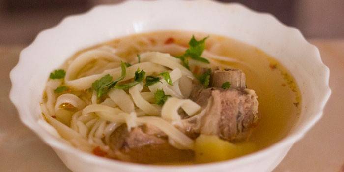 Lagman com carne de cordeiro