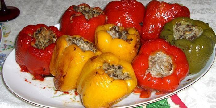 Pimiento con carne y arroz en un plato