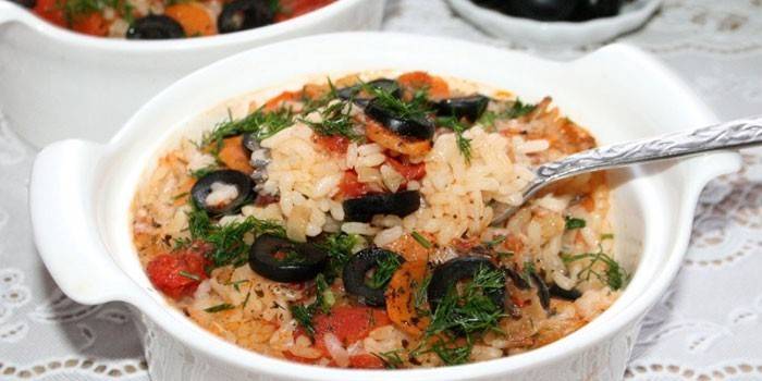 Pilaf de verduras en una olla