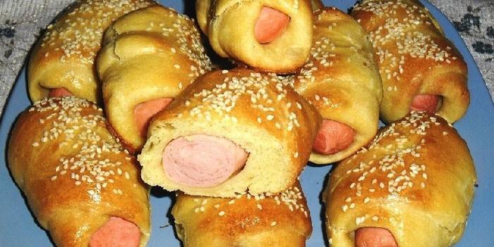 Salsichas no teste polvilhado com sementes de gergelim