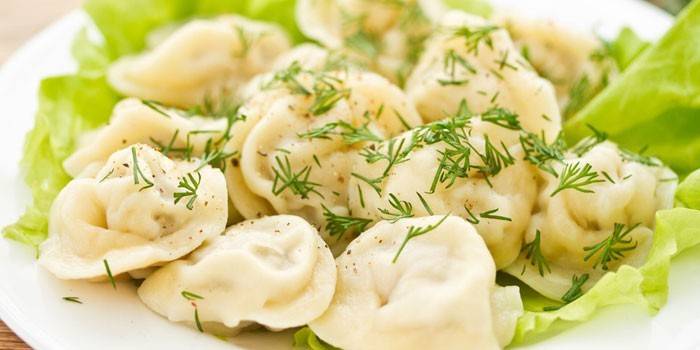 Gotowane gotowane pierogi z ziołami