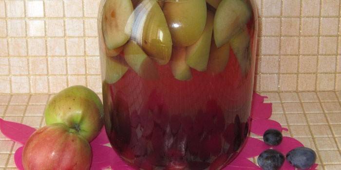 Tarro con compota de manzana y ciruela