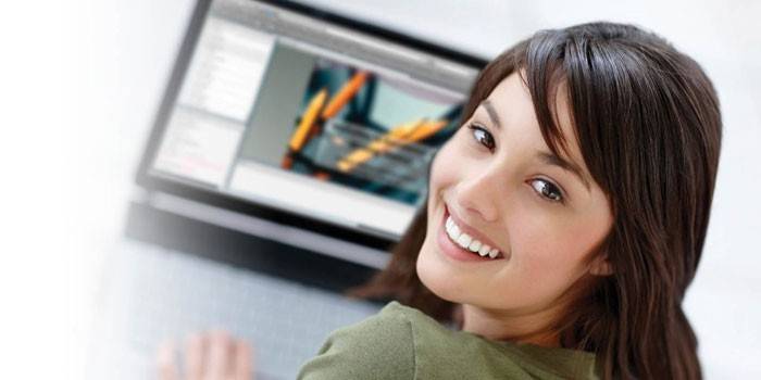 Menina no laptop
