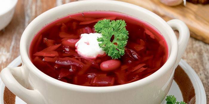 Borsch bir tabak içinde fasulye ile