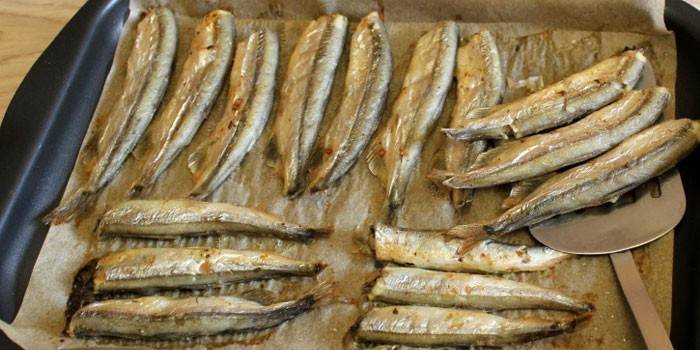 Al horno en una bandeja para hornear capelán