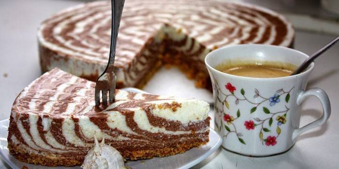 Fatia de bolo de zebra e uma xícara de café