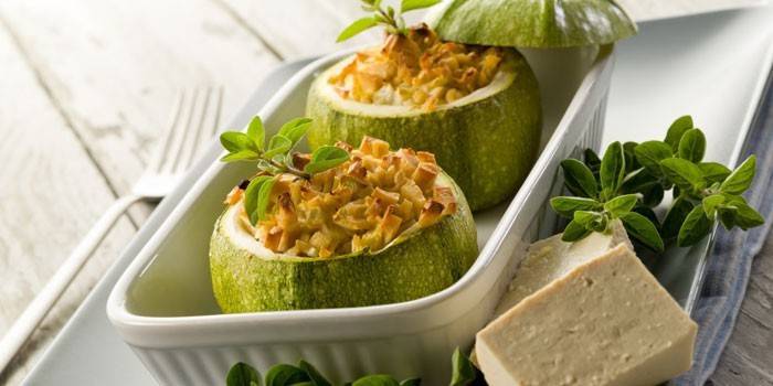 Calabacín relleno antes de hornear en forma