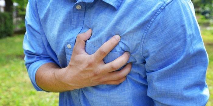 Hombre tiene mano para corazón