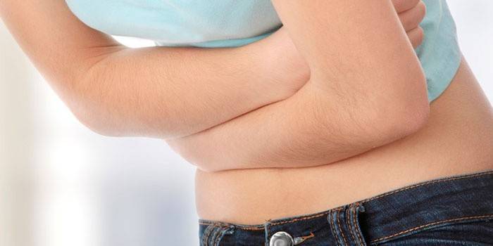 Mulher tem dor abdominal intensa