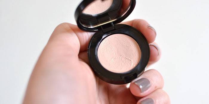 Corrector rosa en mano